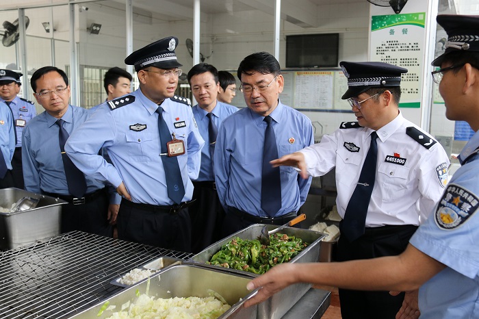 茂名市检察院王天鸿检察长一行到茂名监狱调研指导驻监检察工作